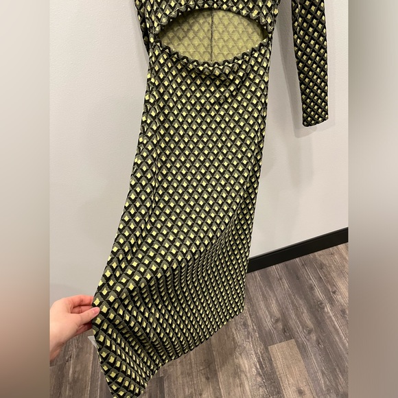 ASOS DESIGN long sleeve keyhole midi dress with cut out in lime jacquard - Picture 6 of 10